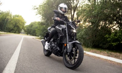 Jangan gunakan earphone saat berkendara motor, ini risikonya!
