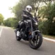 Jangan gunakan earphone saat berkendara motor, ini risikonya!