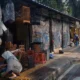 Jelang pengosongan lahan, pedagang pasar hewan barito masih berjualan