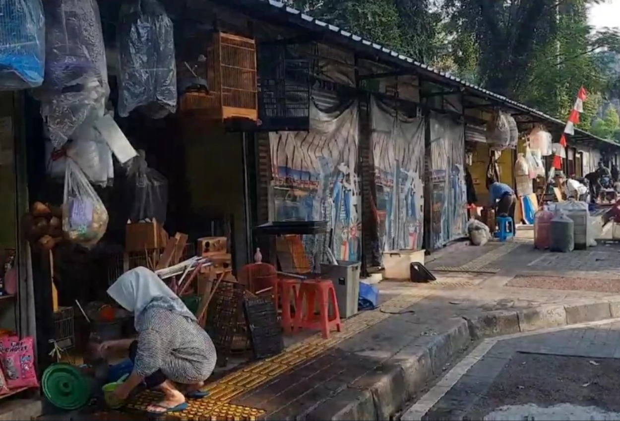 Jelang pengosongan lahan, pedagang pasar hewan barito masih berjualan
