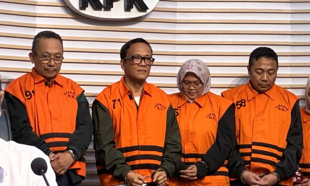 Kpk temukan 4 handphone di plafon rumah dinas immanuel ebenezer