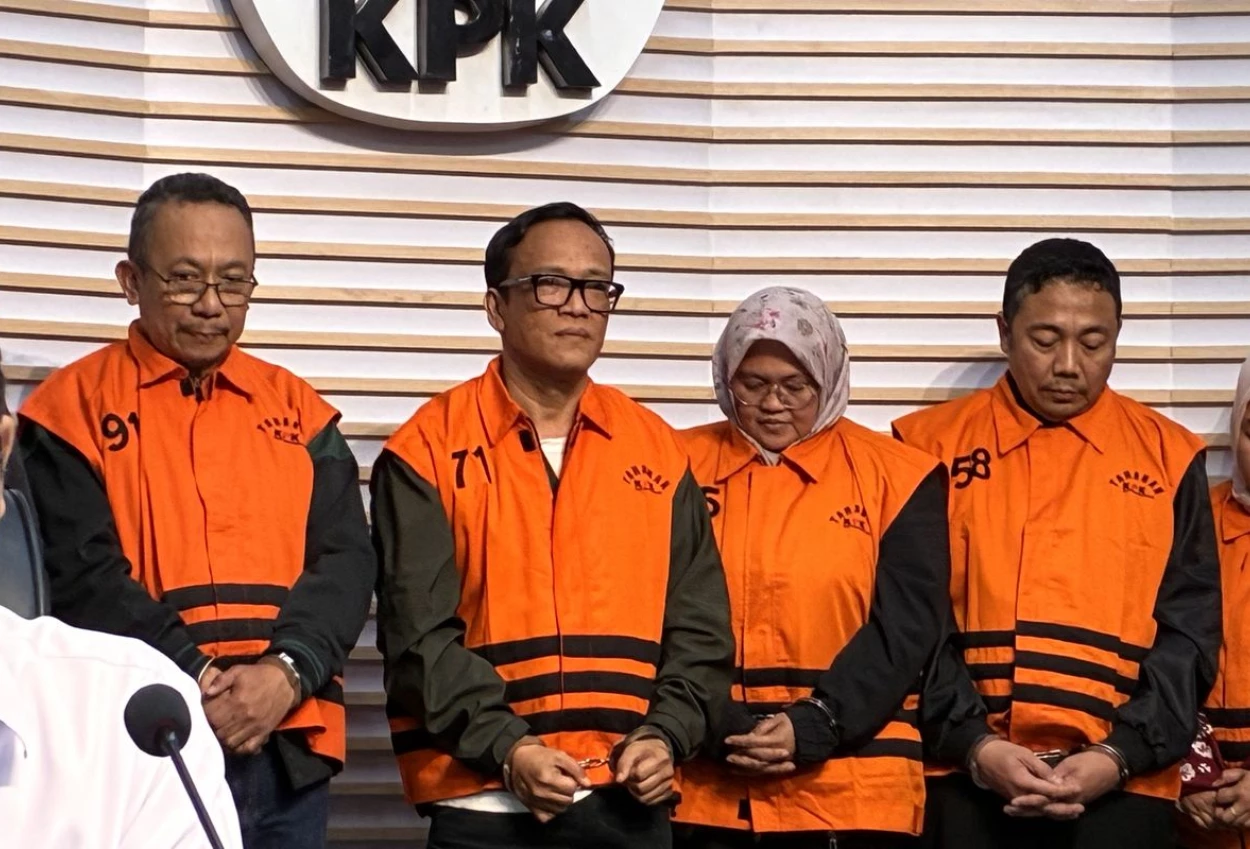 Kpk temukan 4 handphone di plafon rumah dinas immanuel ebenezer