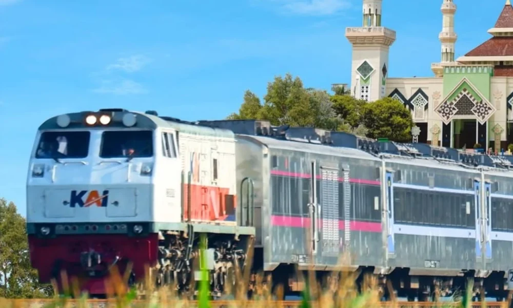 Krl anjlok di stasiun jakarta kota, kai lakukan rekayasa pola perjalanan