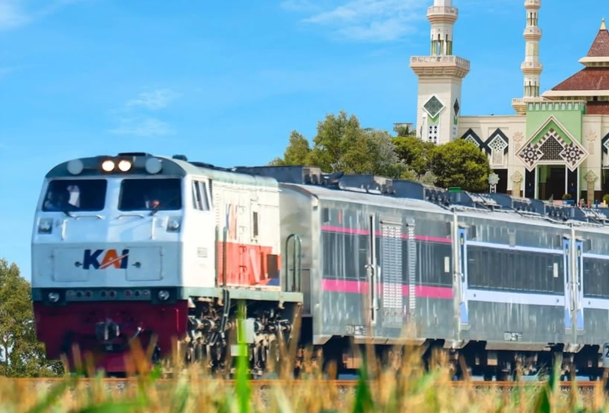 Krl anjlok di stasiun jakarta kota, kai lakukan rekayasa pola perjalanan