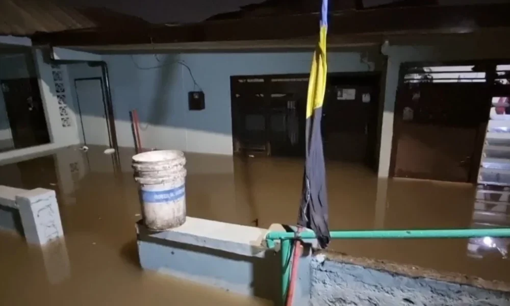 Kali pesanggrahan meluap, banjir 1 meter rendam permukiman di ulujami