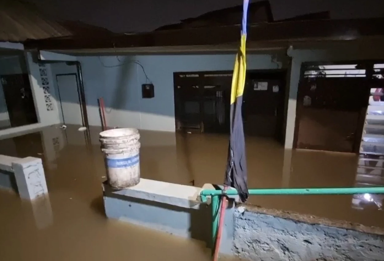 Kali pesanggrahan meluap, banjir 1 meter rendam permukiman di ulujami