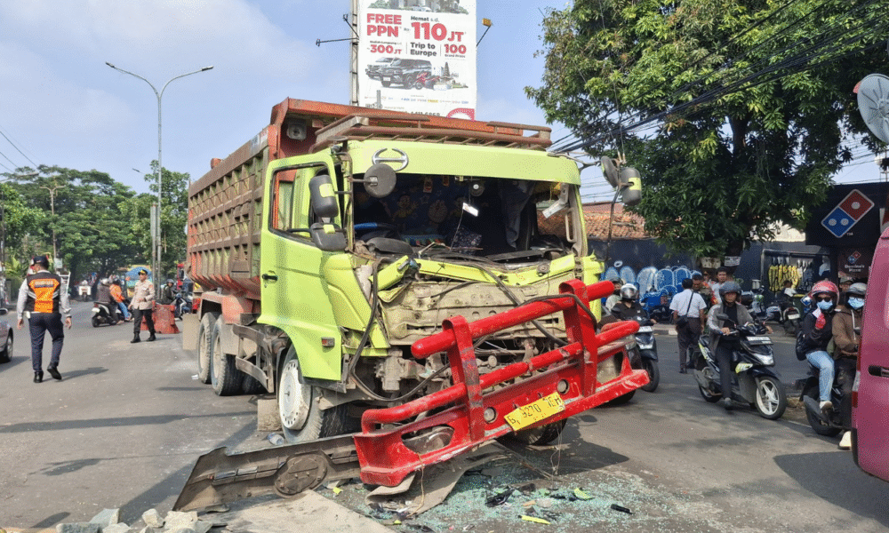 Kecelakaan truk di ciputat, lalin arah lebak bulus macet