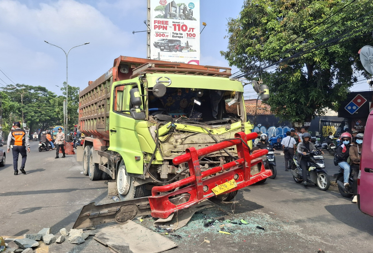 Kecelakaan truk di ciputat, lalin arah lebak bulus macet