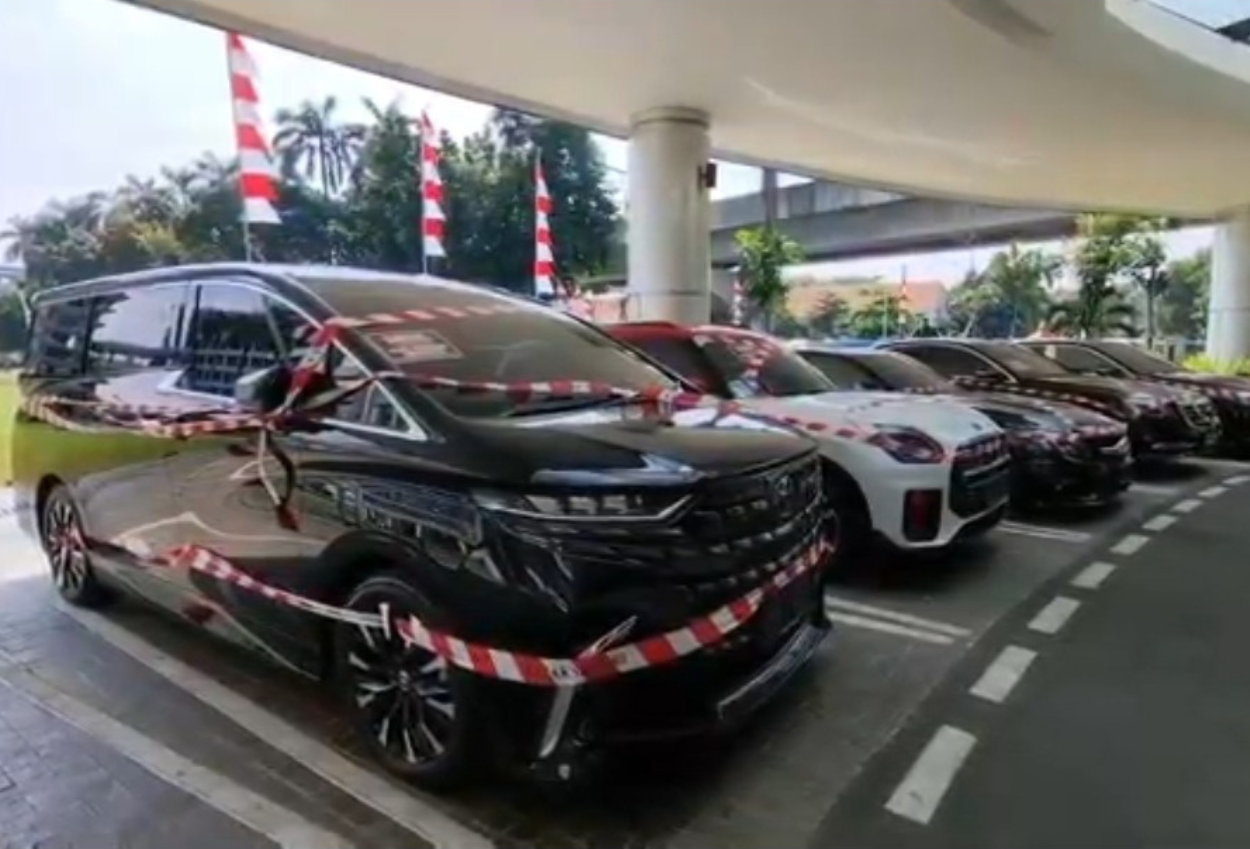 Kejagung sita lima mobil mewah dan sejumlah mata uang asing milik riza chalid
