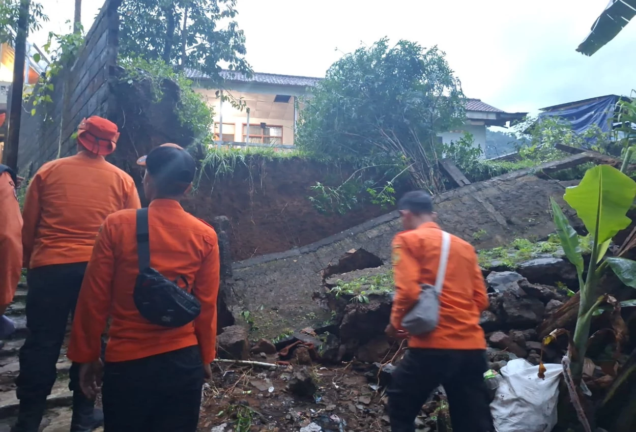 Lansia tewas terbawa arus di megamendung puncak