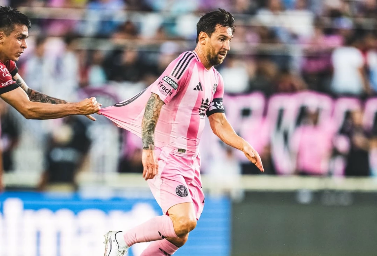 Messi cedera usai dikepung 3 pemain necaxa