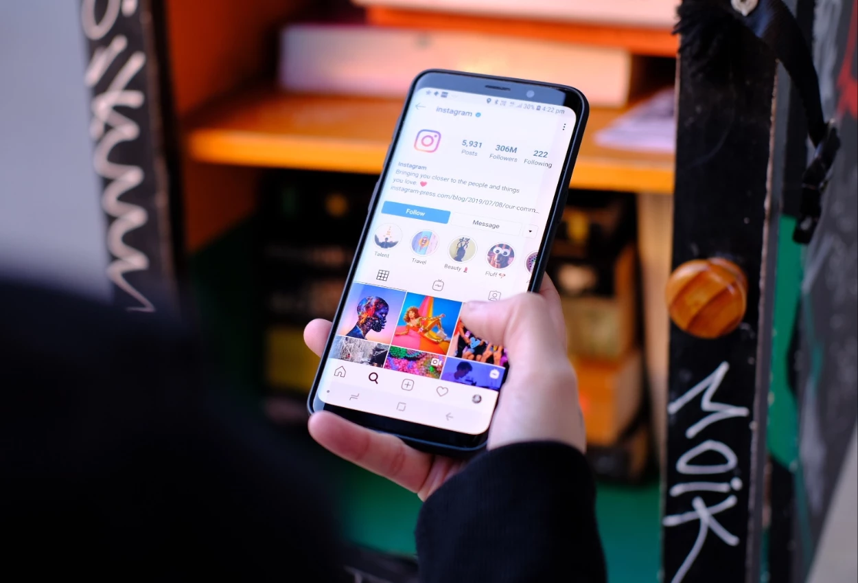 Meta gunakan ai agar remaja tak bisa bohong soal usia di instagram