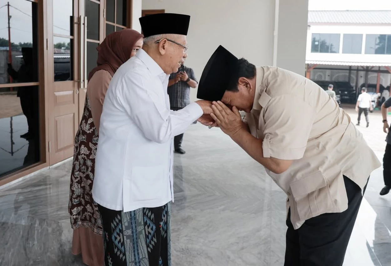 Momen haru, prabowo sungkem ke ma'ruf amin saat berkunjung ke rumahnya di depok