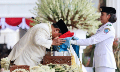 Momen prabowo cium bendera merah putih sebelum dikibarkan