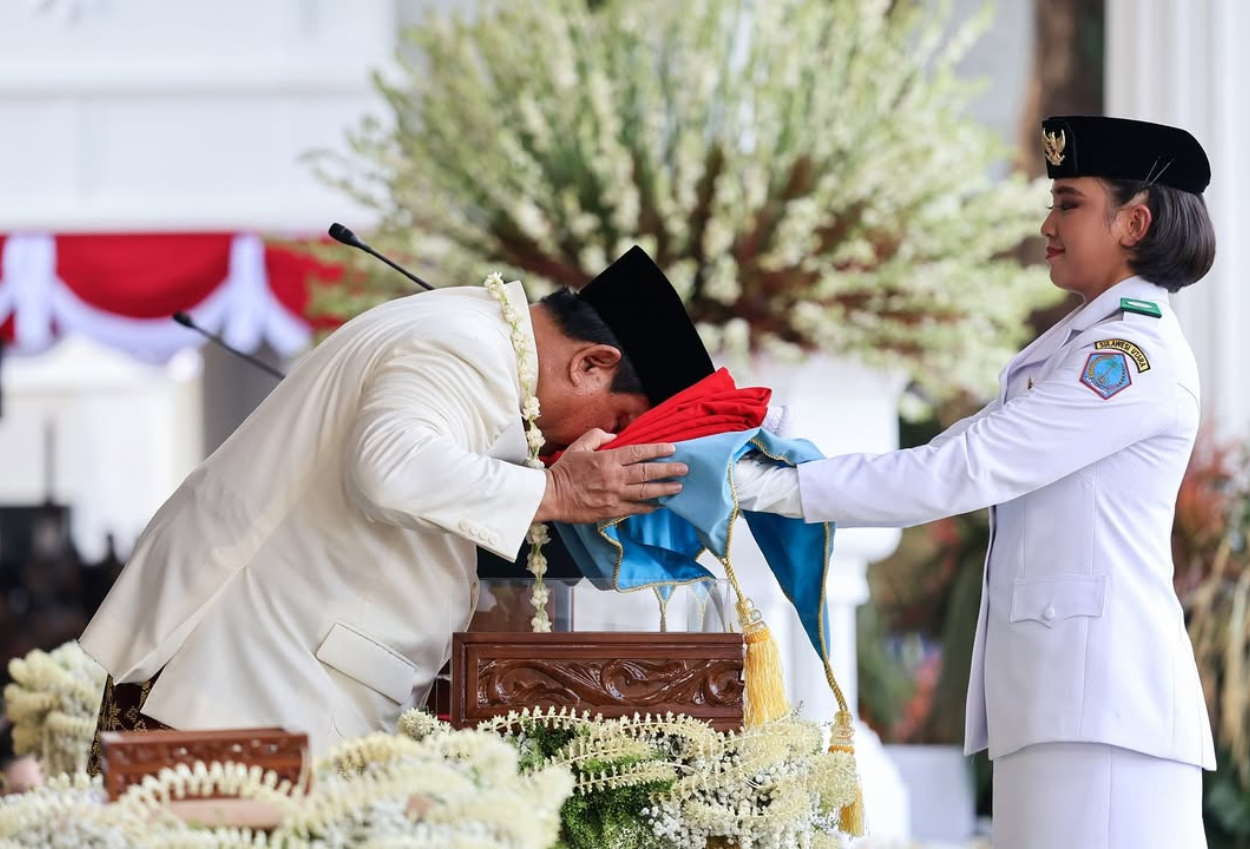 Momen prabowo cium bendera merah putih sebelum dikibarkan