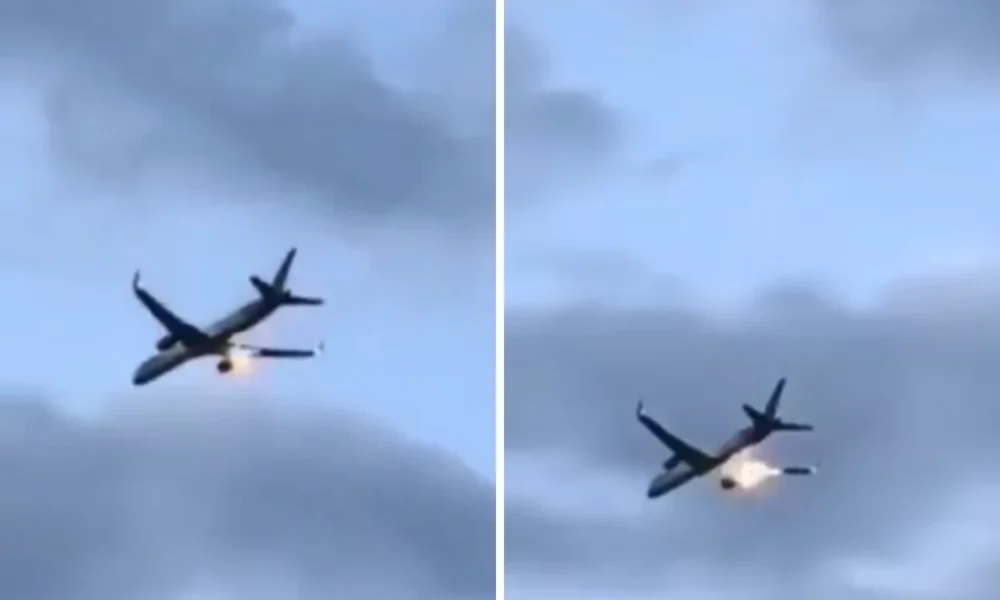 Ngeri! pesawat boeing terbakar di udara, bawa 273 penumpang