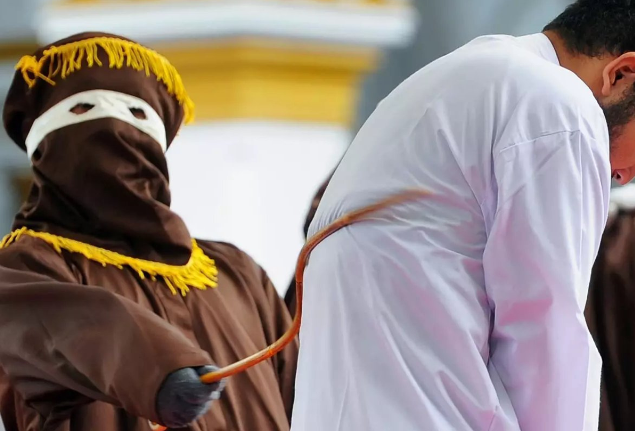 Pasangan sesama jenis di aceh dihukum cambuk 76 kali (1)