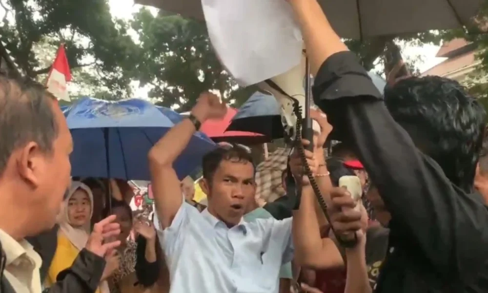 Pedagang tolak pengosongan kios, penertiban pasar barito berujung ricuh