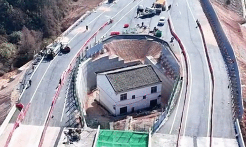 Pemilik rumah di tengah tol china akhirnya angkat kaki karena tak betah dengan suara bising