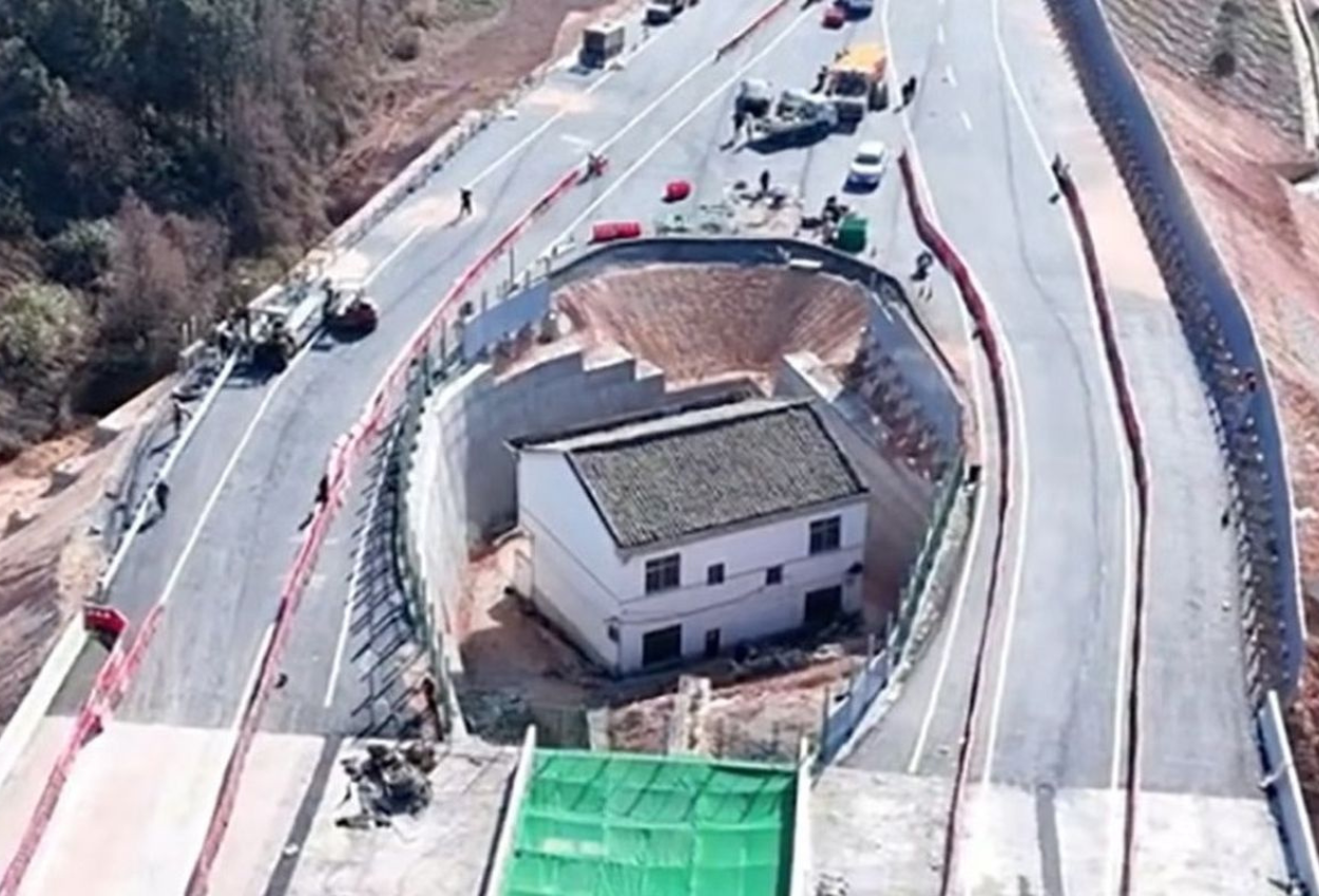 Pemilik rumah di tengah tol china akhirnya angkat kaki karena tak betah dengan suara bising