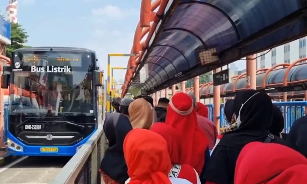 Penumpang membludak, warga jakarta nikmati tarif transportasi umum rp80 saat hut ri ke 80