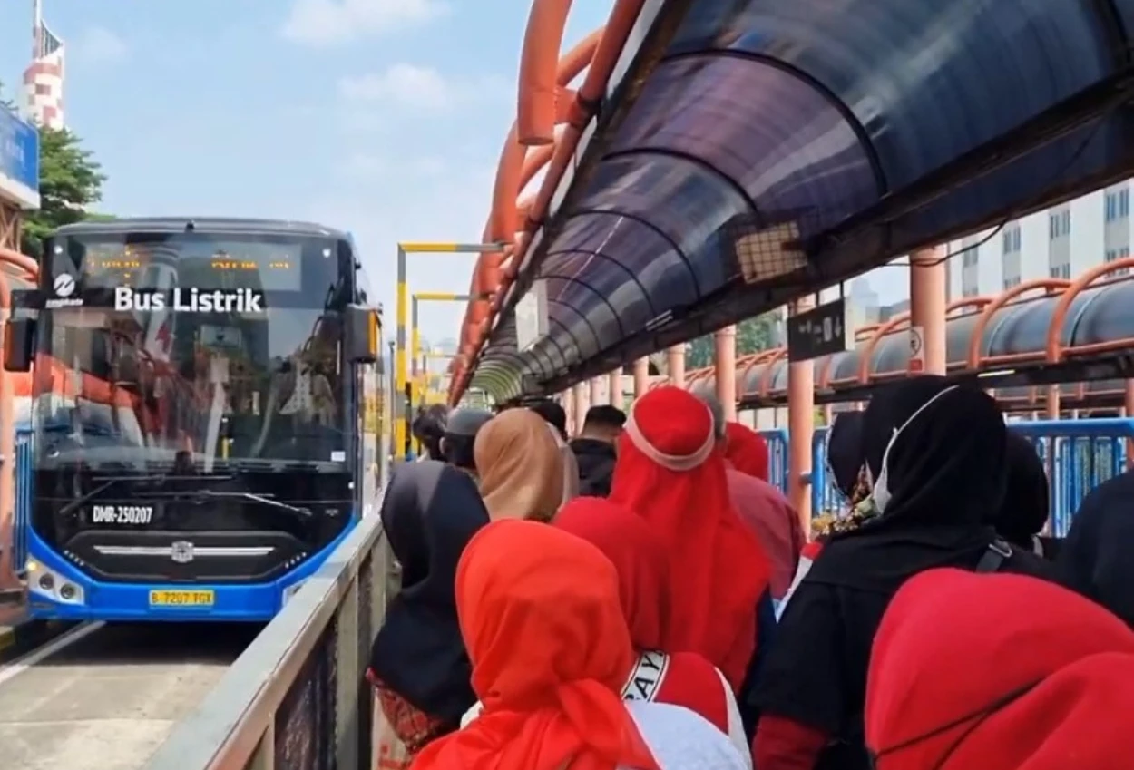 Penumpang membludak, warga jakarta nikmati tarif transportasi umum rp80 saat hut ri ke 80
