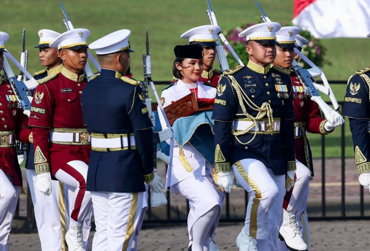 Profil bianca alessia, sang pembawa baki bendera merah putih di istana negara