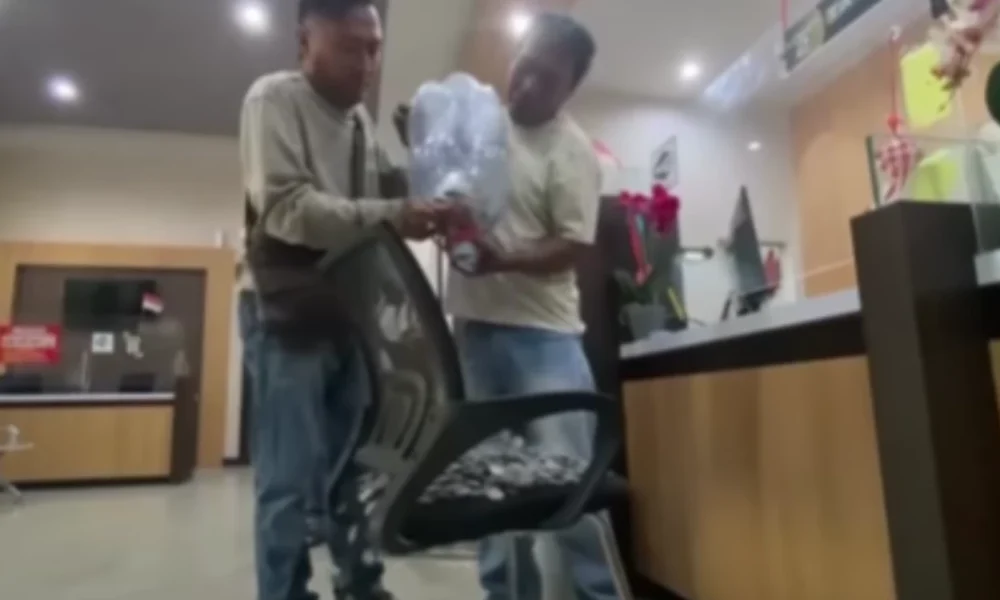 Protes pbb naik, warga jombang bayar pajak pakai uang koin segalon