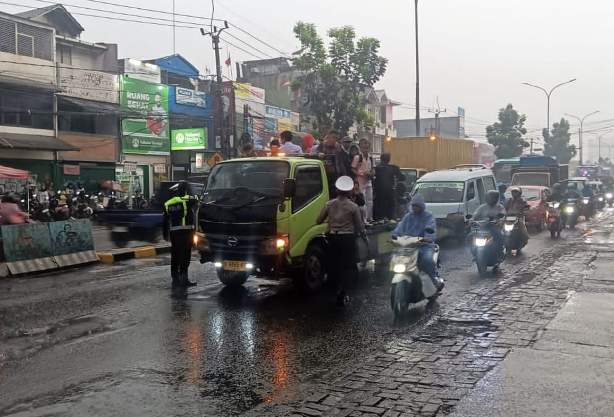 Puluhan pelajar dihadang polisi di ciputat saat hendak ikut demo dpr