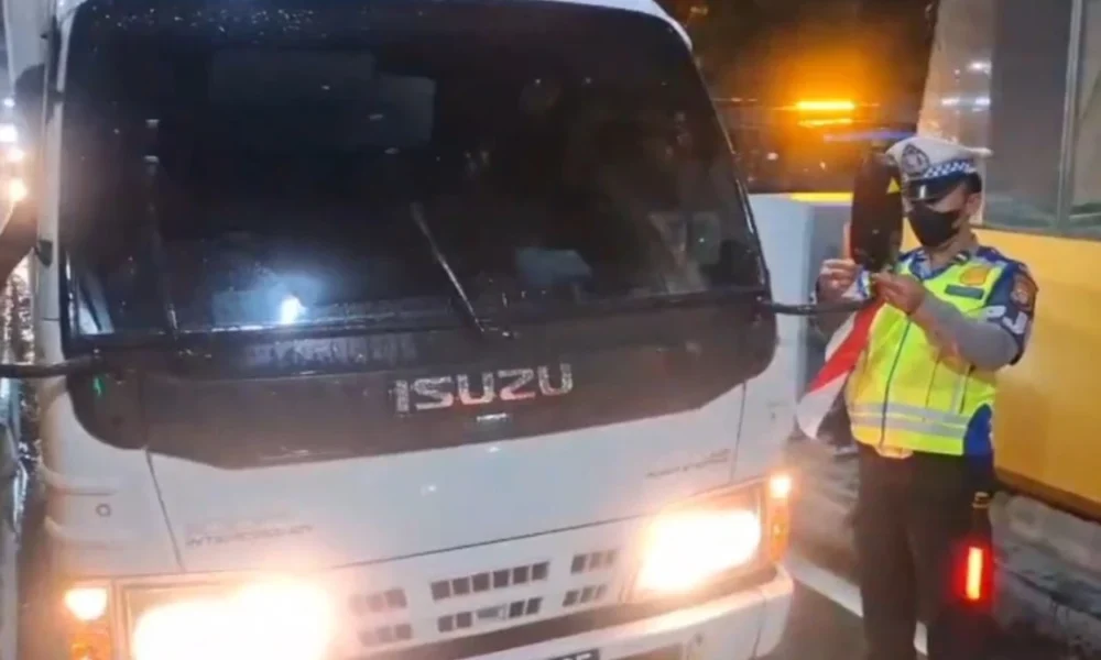 Sambut hut ri, sejumlah angkutan barang dipasang bendera merah putih di gerbang tol jakarta