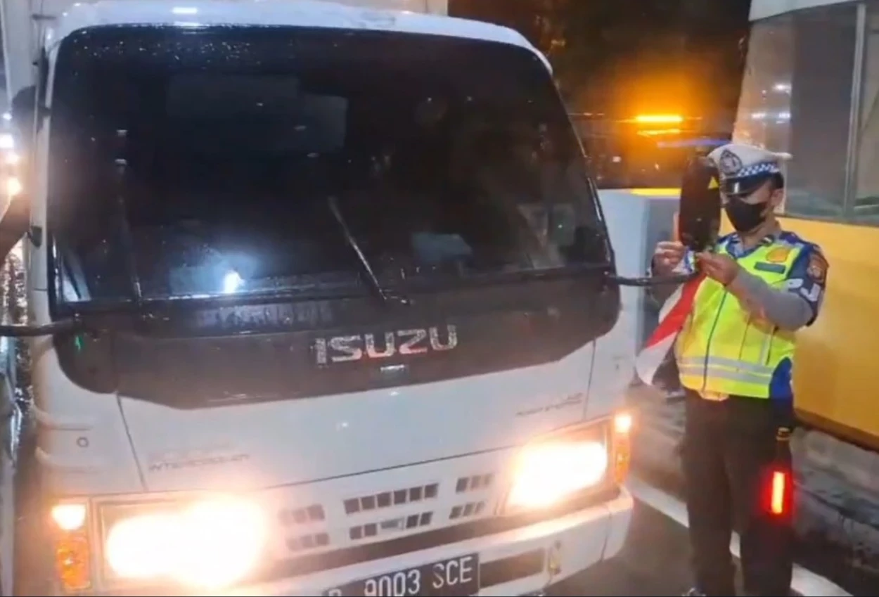 Sambut hut ri, sejumlah angkutan barang dipasang bendera merah putih di gerbang tol jakarta