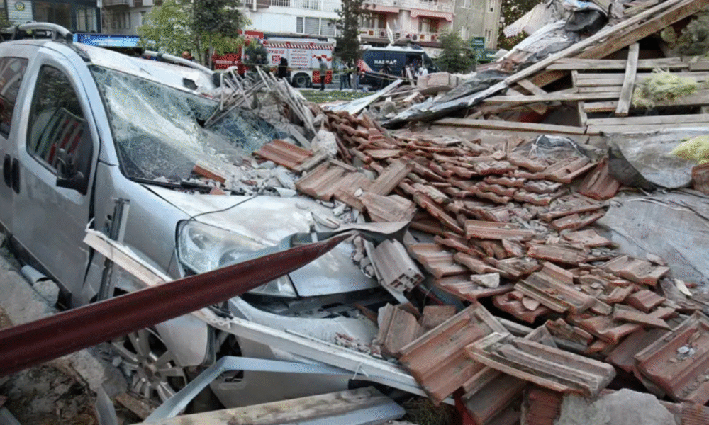 Sejumlah bangunan di turki ambruk usai diguncang gempa m 6,1