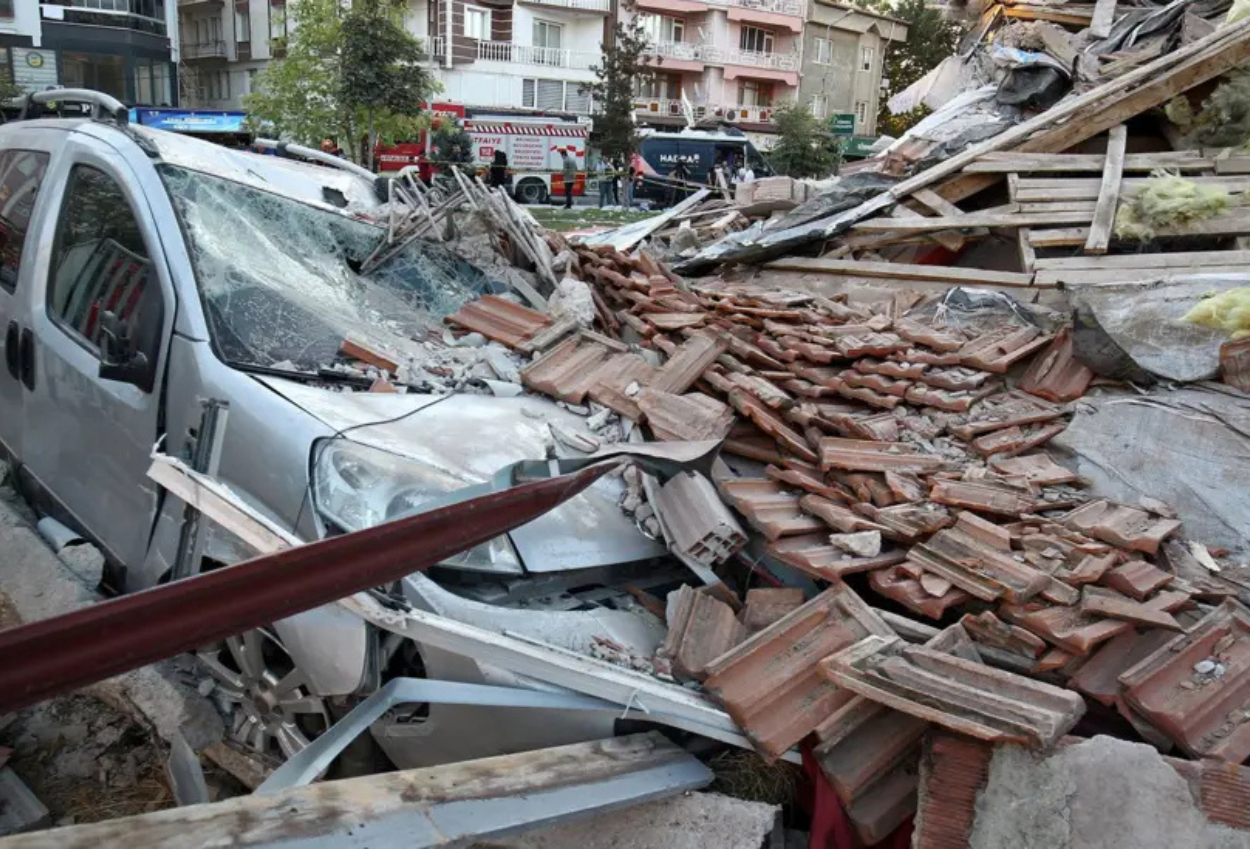 Sejumlah bangunan di turki ambruk usai diguncang gempa m 6,1