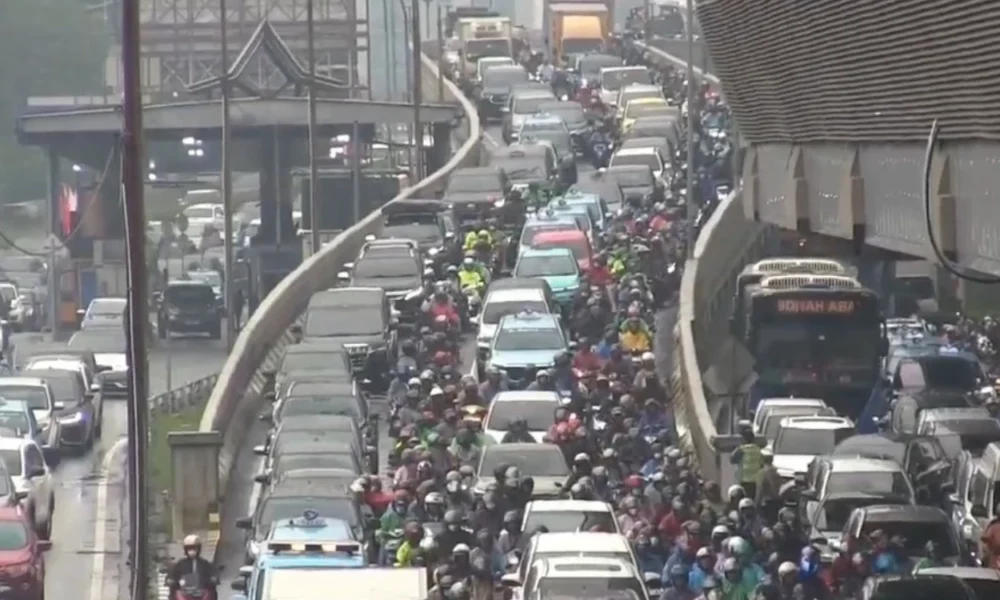Sejumlah ruas jalan di jakarta mulai macet pasca libur dan cuti bersama hari kemerdekaan