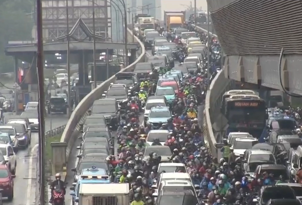 Sejumlah ruas jalan di jakarta mulai macet pasca libur dan cuti bersama hari kemerdekaan