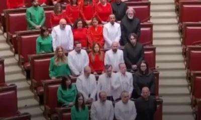 Serukan dukungan, anggota parlemen italia bentuk formasi bendera palestina saat sidang