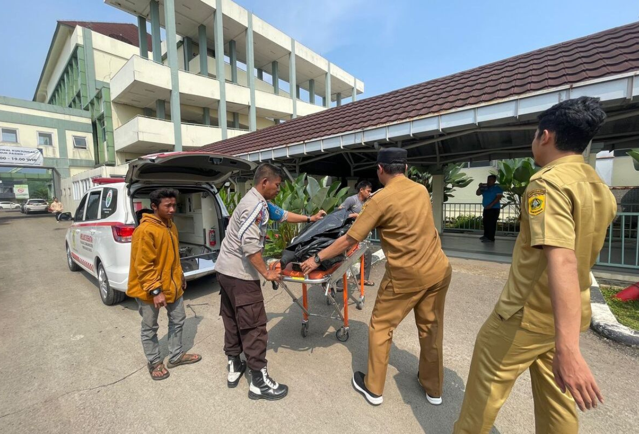Tpa galuga bogor longsor, satu petugas tewas tertimbun sampah