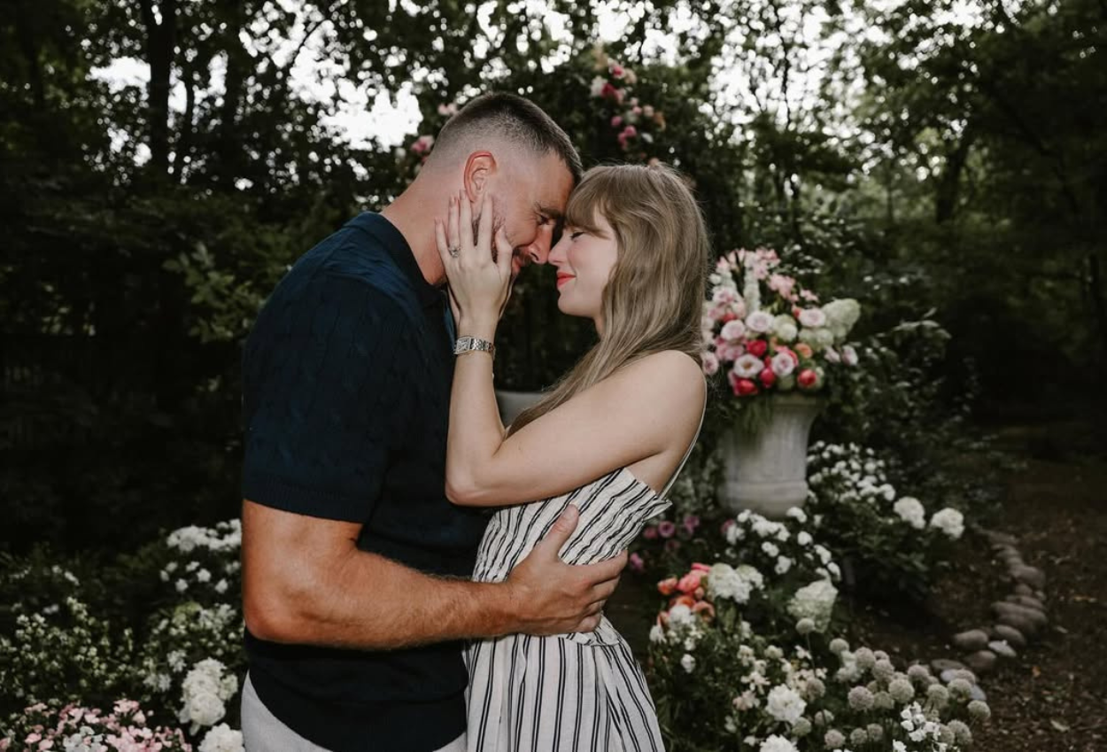 Taylor swift tunangan dengan travis kelce, pamer cincin berlian rp8,97 miliar
