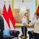 Terima kunjungan komandan as, prabowo dapat medali kehormatan dari jenderal bryan fenton