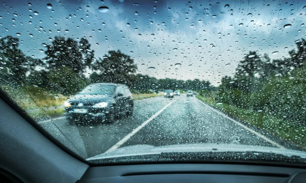 Tips aman berkendara mobil saat musim hujan! dijamin aaman