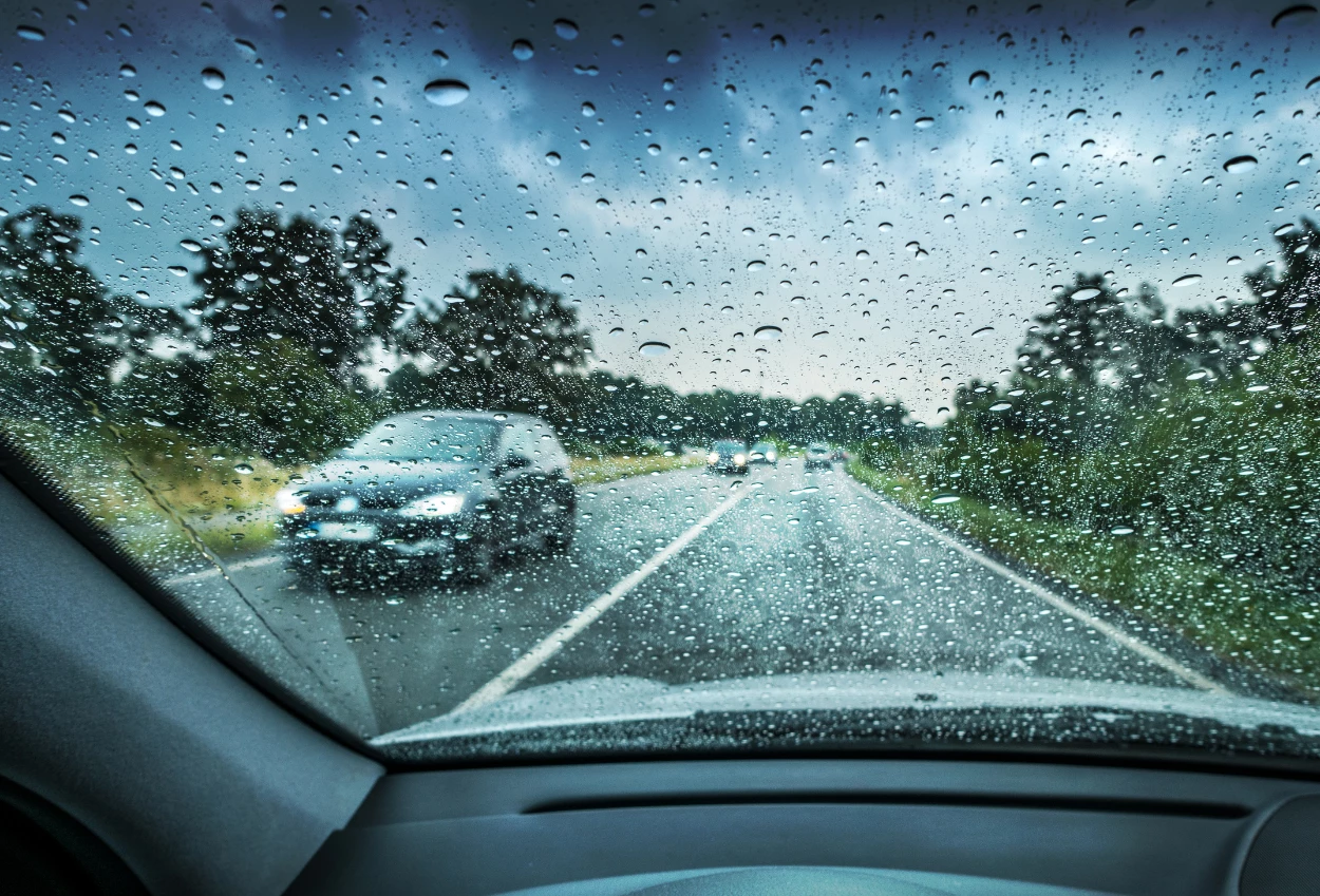 Tips aman berkendara mobil saat musim hujan! dijamin aaman