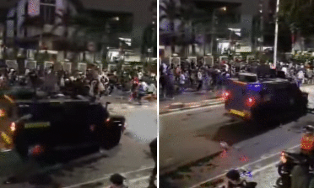 Viral! mobil barracuda polisi tabrak dan lindas driver ojol saat demo di jakarta