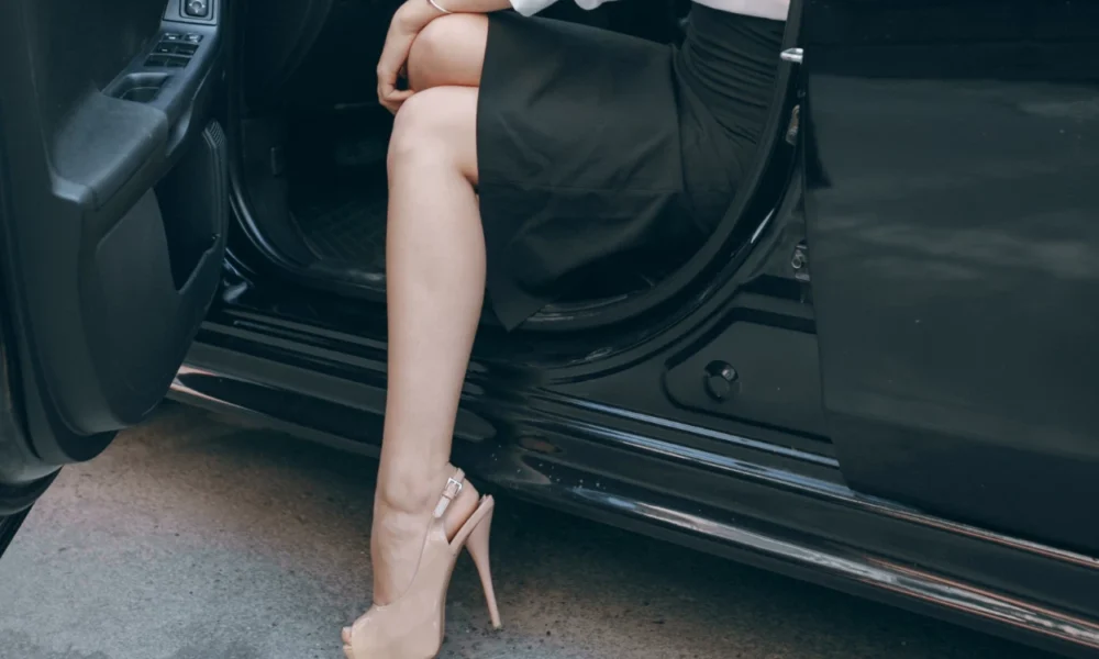 Waduh! ternyata nyetir mobil gak boleh pakai high heels, ini alasannya