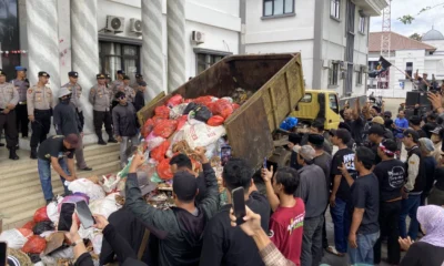 Warga Bangkonol Tumpahkan Truk Sampah di Kantor Bupati Pandeglang, Tolak Kerja Sama dengan Tangsel