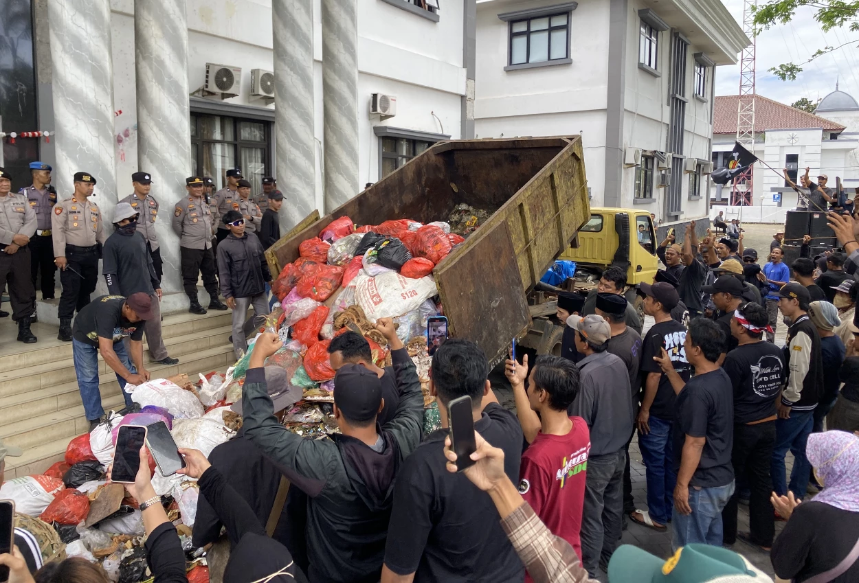 Warga Bangkonol Tumpahkan Truk Sampah di Kantor Bupati Pandeglang, Tolak Kerja Sama dengan Tangsel