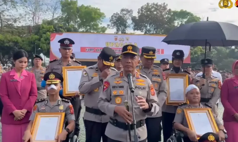 4 polisi yang kawal demo di jawa barat dapat kenaikan pangkat