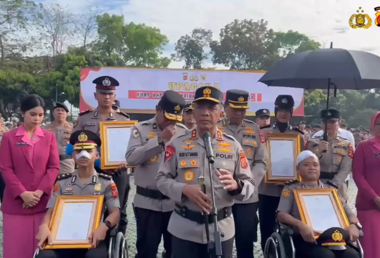 4 polisi yang kawal demo di jawa barat dapat kenaikan pangkat