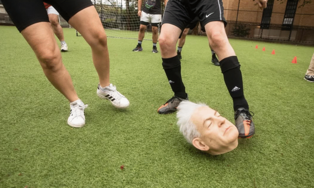 Aktivis as main bola pakai kepala netanyahu di depan kantor pbb