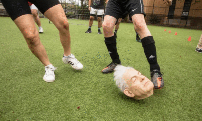 Aktivis as main bola pakai kepala netanyahu di depan kantor pbb