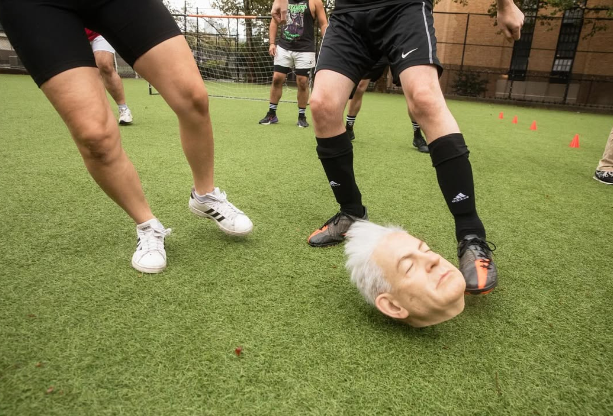 Aktivis as main bola pakai kepala netanyahu di depan kantor pbb
